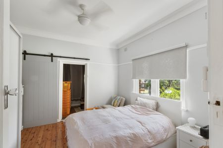 Beautifully Renovated 2 Bedroom Home with Study - Photo 4