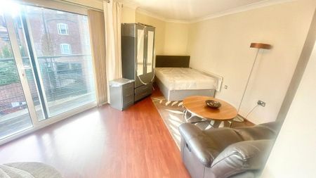 1 bedroom in a flat share to rent - Photo 3