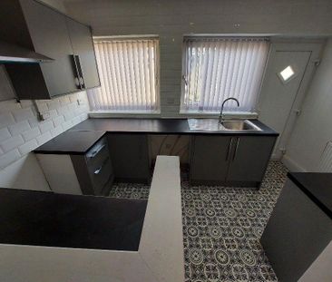 2 bedroom terraced house to rent - Photo 4