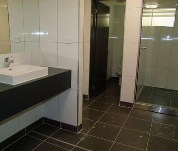 Stylish two-bedroom apartment - Some utilities & white goods included - Photo 6