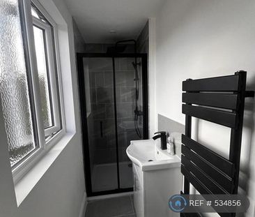 1 bedroom in a flat share to rent - Photo 5