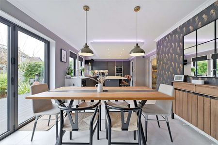 An exceptional five-bedroom detached residence, immaculately presented and positioned on one of Nailsea’s most sought-after and exclusive roads. - Photo 4