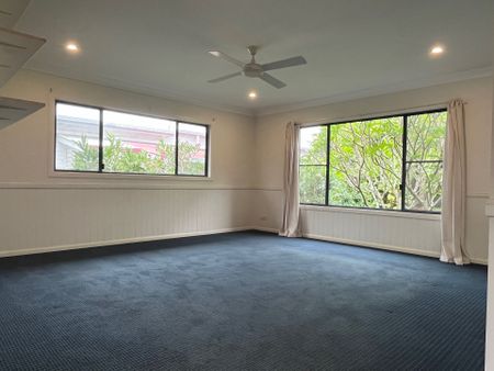 Large 3 Bedroom Family Home with Study - Photo 4