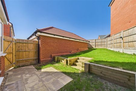 4 bedroom House in St. Georges Park, Bracknell - Photo 3