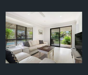 Five-Bedroom Family Home with Pool and Exceptional Outdoor Space - Photo 2