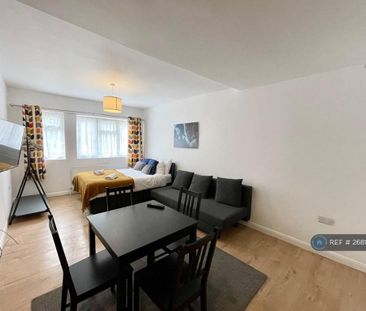 Studio to rent - Photo 2