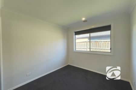 FAMILY HOME IN IN THE COLLEGE GREEN ESTATE! - Photo 3