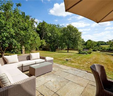 A rare opportunity to rent an attractive edge of village Cotswold stone family home. - Photo 5