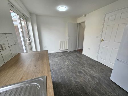 Price £1,350 pcm - Available Now - Unfurnished - Photo 2