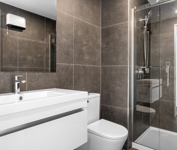 Stylish Townhouse in Prime Location with Parking - Riccarton - Photo 6