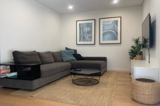 Contemporary Family Elegance - Photo 1