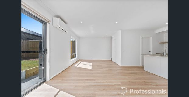 Fresh, Spacious parkside living & Ready to Move In! - Photo 1