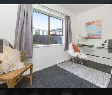 Charming 4BR Home in Onehunga! - Photo 3