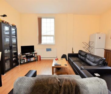 2 bedroom Flat in 14 Raglan Road, Leeds - Photo 1