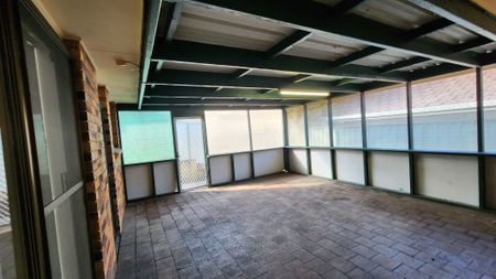 Single Level Home - Photo 3