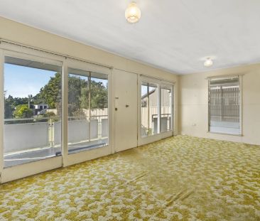 Spacious Family Living on a Generous 1,591sqm Block – Rochedale South - Photo 2