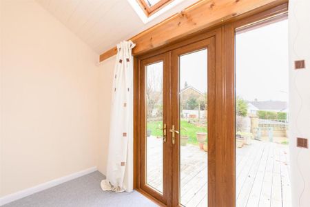 4 bedroom semi-detached house to rent - Photo 5