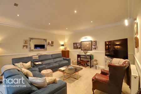 6 bedroom detached house to rent - Photo 2