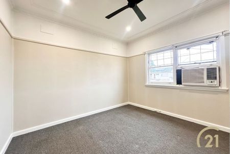 Charming 2 Bedroom Home in a Prime Location!! - Photo 2