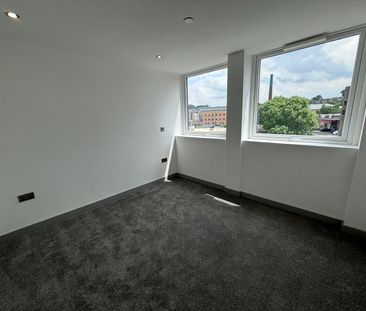 NEWLY REFURBISHED 1 BED APARTMENT - LEEDS - Photo 1