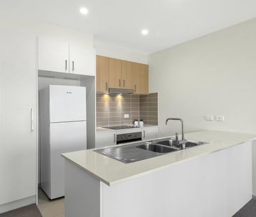 Leafy, private and minutes to the light rail - Photo 4