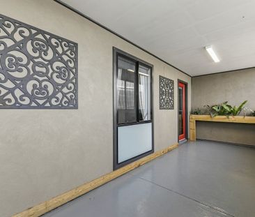 Private residence with large barn shed - Photo 3