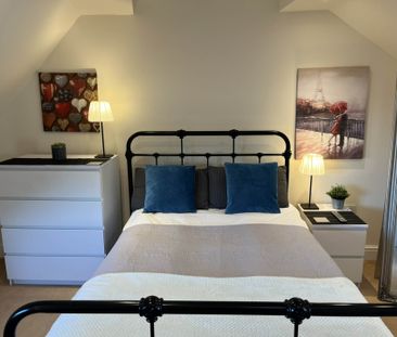 Room 1, Willowbrook, Great George, Godalming GU7 1EE - Photo 6