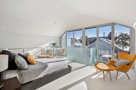 Gorgeous, light filled Victorian home - Photo 2