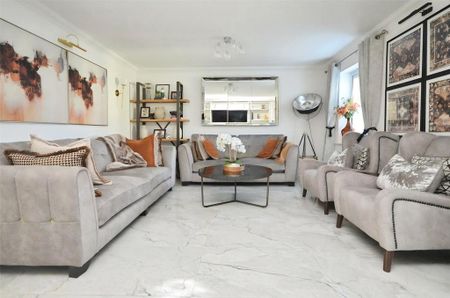 4 bedroom link detached house to rent - Photo 4