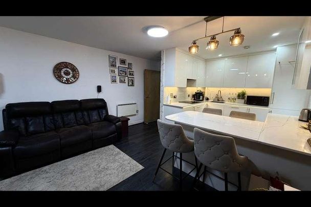 Alexandra Road, Hounslow, TW3 - Photo 1