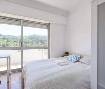 Room in a shared 8-bedroom apartment for rent in Lisbon, perfect for singles. - Foto 5