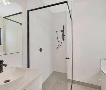 Beautifully Designed 4-Bedroom Family Home in Prime Location - Photo 4