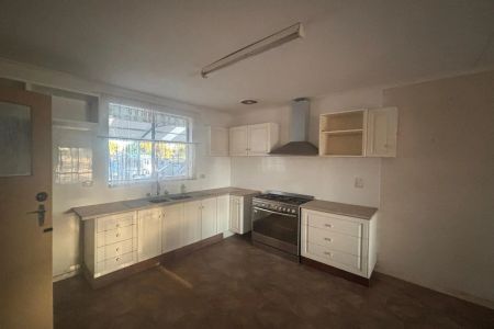 Spacious Family Home with Abundant Outdoor Space – Ideal for Comfortable Living - Photo 4