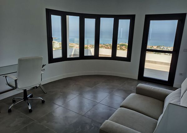 Villa with spectacular sea views for rent in Alcaidesa