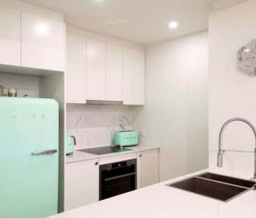 High End in the Heart of Griffith! - Photo 6