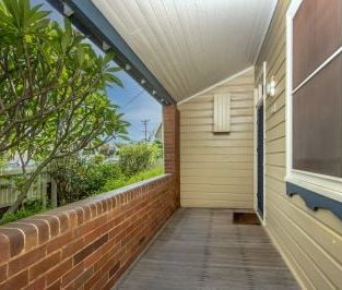 Charming Home In Prime Location! - 6 Months lease Only - Photo 5