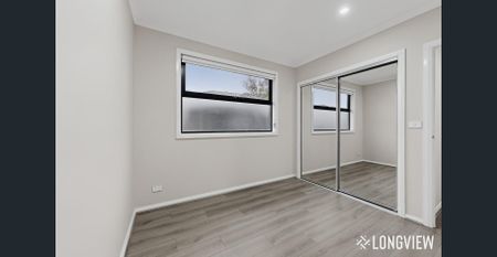 Convenient Three Bedroom Living Close to Shops and Train Station - Photo 3