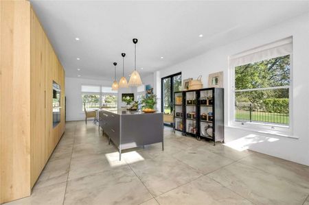 Stylish family home with separate annexe. Set in 1.5 acres of private gardens with tennis court. Situated on the sought after Burhill Private Estate overlooking fields. - Photo 5