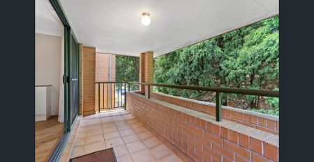 Beautifully Updated 3 Bedroom Apartment in a Convenient Location - Photo 4