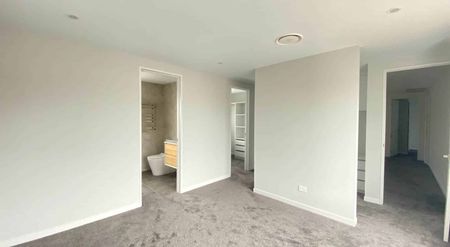 Spacious 5-Bedroom Home in New Lynn - Photo 3