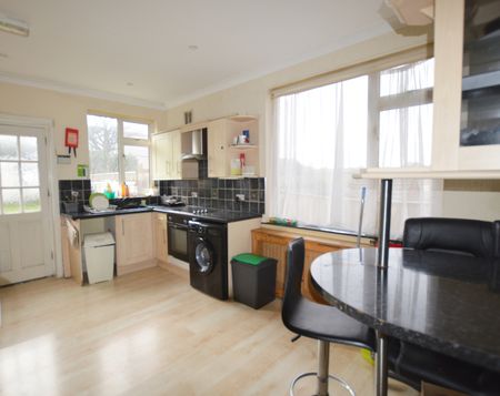 Crest Road, Parkstone, Poole, Dorset, BH12 3DR - Photo 2