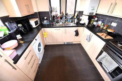 5 bedroom Flat in Flat 2, 49a Kirkstall Lane - Photo 3