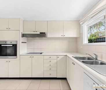 Charming Three Bedroom Townhouse - Photo 5