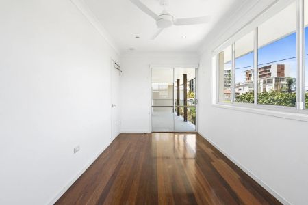 Coastal dual-level family home in central Palm Beach - Photo 5