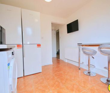 1 bedroom in a house share to rent - Photo 6