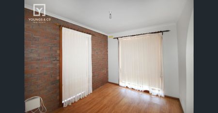 SPACIOUS TWO BEDROOM TOWNHOUSE - Photo 3