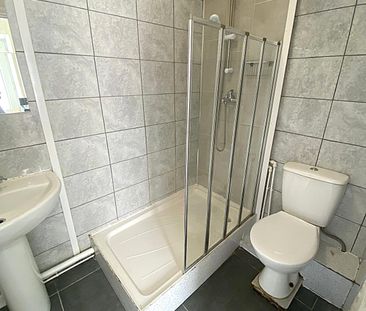 £1,400 PCM, Spacious Four Bedroom, Two Bathroom House with Enclosed... - Photo 3