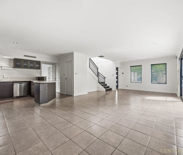 Spacious unfurnished townhouse in a great location - Photo 1