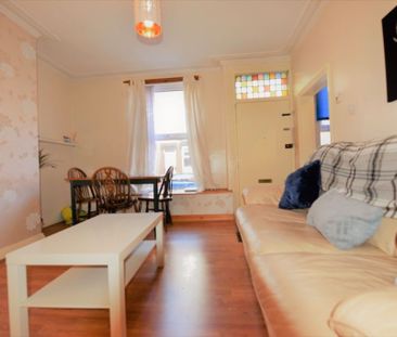 3 bedroom House in Harold View, Leeds - Photo 5