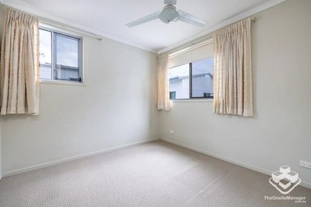 Modern 3-Bedroom Townhouse in Prime Indooroopilly Location - Photo 2
